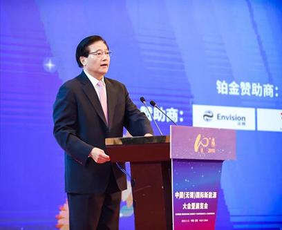 Huang Qin, alcalde en funciones de Wuxi, pronuncia un discurso en la ceremonia de apertura de la Conferencia y Exposición de Energía Renovable de China de 2018 Huang Qin, acting mayor of Wuxi, delivers a speech at the opening ceremony of the 2018 Chinese Renewable Energy Conference and Exhibition