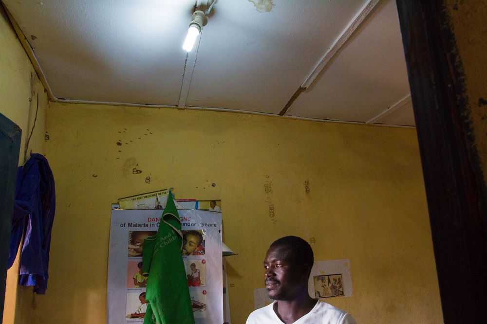 Gracias a un suministro de energía menos intermitente de la mini red, esta clínica médica en Bisanti, Nigeria, puede refrigerar suministros vitales y operar por la noche. Foto: Charlie Zajicek, 2018