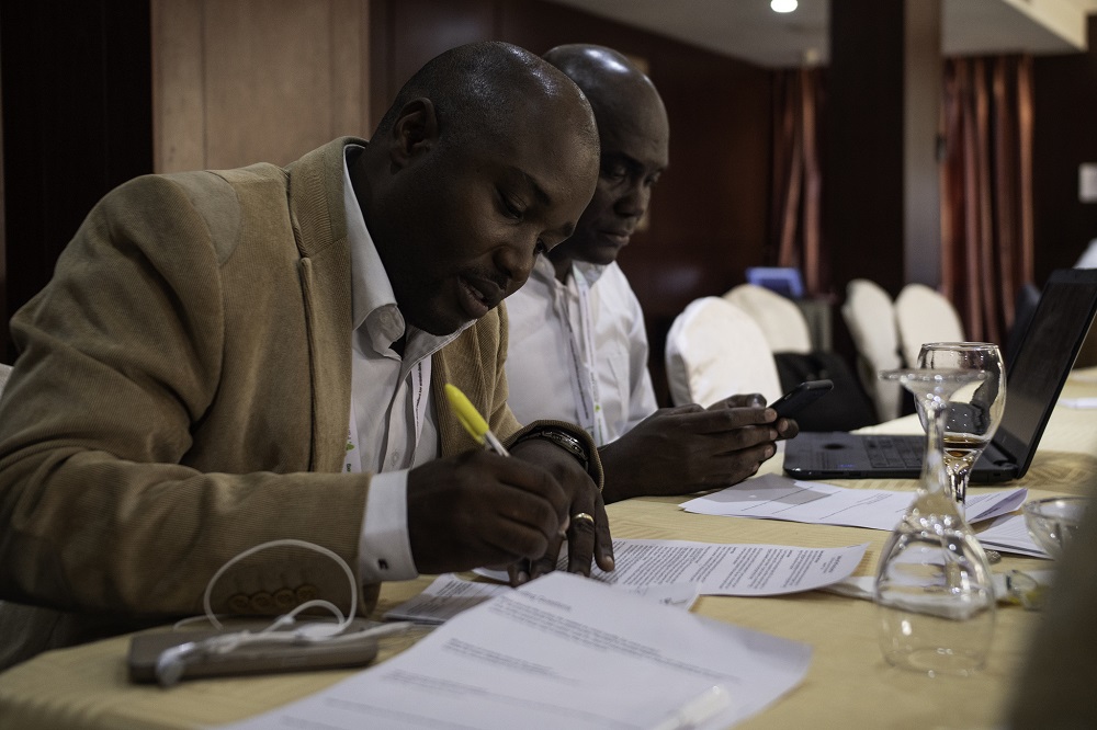 Los miembros de la Comunidad de Práctica de África Mini-Grids de Costa de Marfil preparan una sesión sobre el contexto del país de su mini-red en un taller en Abuja, Nigeria. Foto: Geraint Hill, 2018